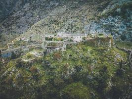 vistas de drones del castillo de san giovanni en kotor, montenegro foto