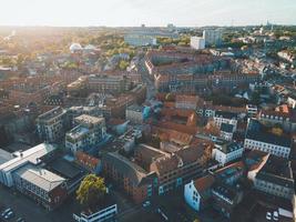 vistas de aarhus, dinamarca en jutlandia por drone foto