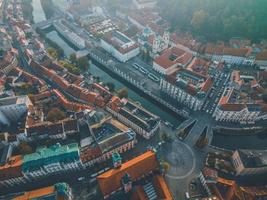 vistas de drones de la capital eslovena de ljubljana foto