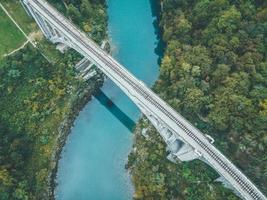 vistas de drones del puente solkan en eslovenia foto