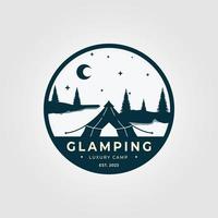 etiqueta del logotipo glamping en la noche con un lago moon dan con un icono de diseño de ilustración de pino vector