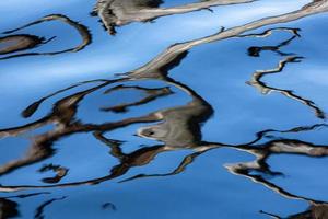 reflejo en el agua sobre un fondo azul foto