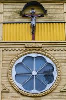 iglesia ortodoxa de madera amarilla foto