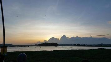 la atmósfera de un río con una isla en medio de la tarde. se siente cálido y hermoso. video