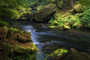 paisajes otoñales en hrensko, río kamenice foto