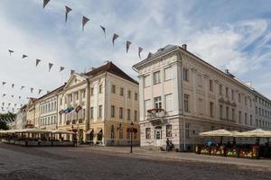 tartu, paisaje urbano en un día soleado foto