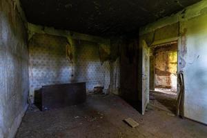 interior de una casa abandonada foto