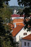 tartu, paisaje urbano en un día soleado foto