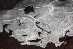 patrones de hielo en hielo delgado foto
