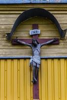 iglesia ortodoxa de madera amarilla foto