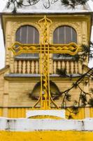 iglesia ortodoxa de madera amarilla foto