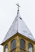 iglesia ortodoxa de madera amarilla foto