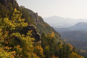 paisajes otoñales en prebischtor, bohemia foto