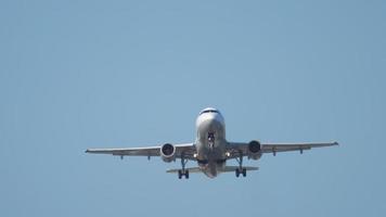 Jet vliegtuig terugtrekken landen uitrusting Rechtsaf na nemen uit. dusseldorf luchthaven, Duitsland video