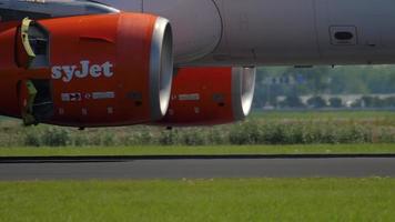 Amsterdam, de Nederland juli 26, 2017 - dichtbij omhoog van easyjet luchtbus a319 g zeb, remmen na landen Aan landingsbaan 18r polderbaan. schiphol luchthaven, Amsterdam, Holland video