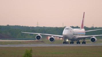 novosibirsk, federación rusa 10 de junio de 2020 - cargolux boeing 747 lx vcn acelerando para despegar. aeropuerto de tolmachevo, novosibirsk video