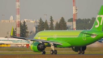 novosibirsk, fédération de russie 17 juin 2020 - s7 airbus a320 neo vp bvj accélérant la vitesse pour décoller de l'aéroport de tolmachevo, novosibirsk. video