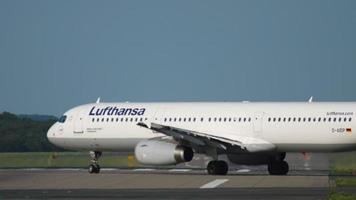 dusseldorf, alemania 22 de julio de 2017 - lufthansa airbus a321 d aidp rodando antes de la salida. aeropuerto de dusseldorf, alemania video