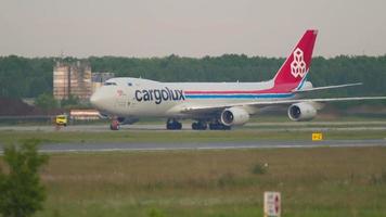 novosibirsk, Russisch federatie juni 10, 2020 - boeing 747 cargolux taxiën na landen Bij Novosibirsk Internationale luchthaven video