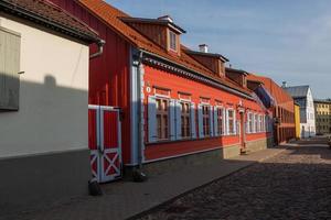 tartu, paisaje urbano en un día soleado foto