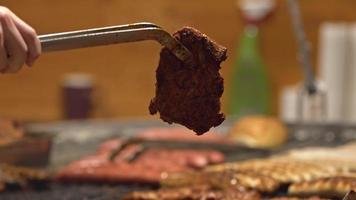 Maiale carne su ardente legna fuoco barbecue video