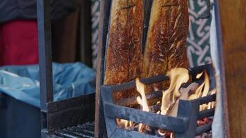 rôtissage de saumon au feu de bois