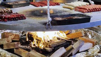 Würstchen auf brennendem Holzfeuergrill video