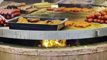 saucisses sur un barbecue au feu de bois video