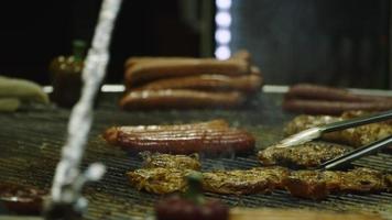 saucisses sur un barbecue au feu de bois video