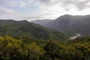 paisajes primaverales de las montañas de grecia foto