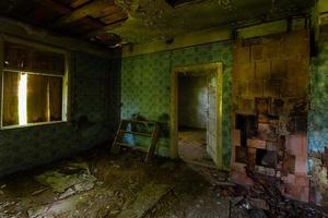 interior de una casa abandonada foto