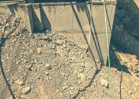 grandes y enormes bloques de hormigón en piedras y arena en una montaña. el antiguo edificio está destruido debido al tiempo. edificio a vista de pájaro foto