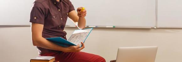 profesor masculino escuchando a los estudiantes en la clase de educación de adultos foto