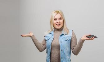 mujer joven sorprendida usando un teléfono inteligente, fondo blanco aislado foto