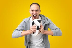 fanático del fútbol con una pelota deformada foto