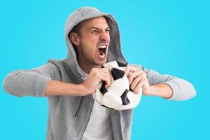 fanático del fútbol masculino con una pelota arrugada foto