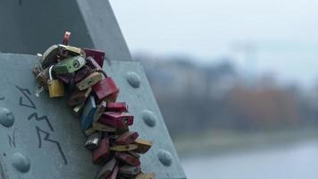 El amor se bloquea en la pasarela de hierro Eiserner Steg en Frankfurt, Alemania video