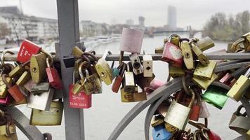 El amor se bloquea en la pasarela de hierro Eiserner Steg en Frankfurt, Alemania video