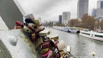 liefde sloten in ijzer loopbrug eiserner steg in Frankfurt Duitsland video