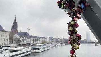 kärlek lås i järn gångbro eiserner Steg i frankfurt Tyskland video