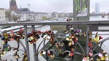 El amor se bloquea en la pasarela de hierro Eiserner Steg en Frankfurt, Alemania