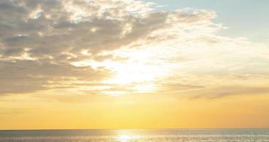 Zeitraffer von Sonnenuntergang Meer mit Wolkendecke bis zum Ende video