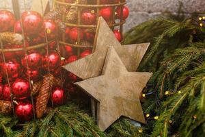 Decoración navideña. estrella de navidad sobre fondo rústico de madera oscura foto