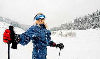 joven esquiadora caucásica en los alpes europeos. deportes de invierno y actividades de ocio foto