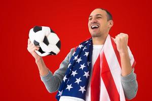 fanático del fútbol con una pelota arrugada deformada y una bandera americana foto