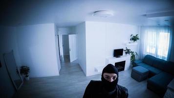 la cámara de vigilancia capturada como un ladrón rompe el apartamento foto