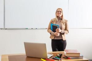 profesor sonriente y fondo de pizarra pizarra foto