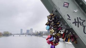 El amor se bloquea en la pasarela de hierro Eiserner Steg en Frankfurt, Alemania