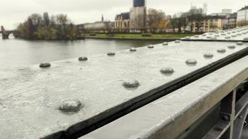 El amor se bloquea en la pasarela de hierro Eiserner Steg en Frankfurt, Alemania video