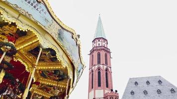 carrusel de nochevieja en el paseo marítimo de frankfurt, alemania video